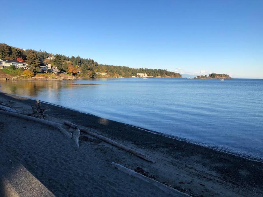 Bright Private Suite Near Departure Bay Beach Нанеймо Екстериор снимка