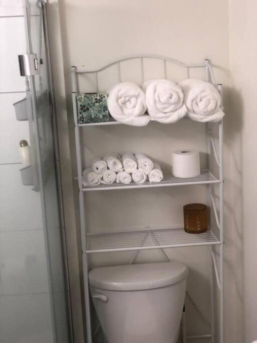 Bright Private Suite Near Departure Bay Beach Нанеймо Екстериор снимка