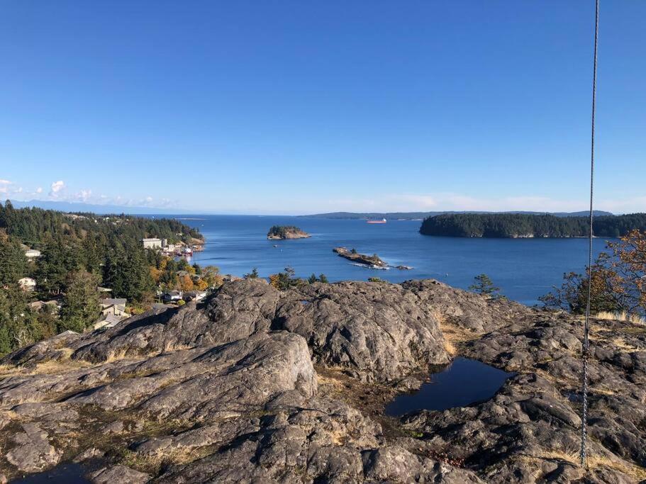 Bright Private Suite Near Departure Bay Beach Нанеймо Екстериор снимка