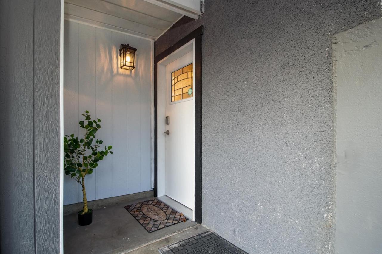 Bright Private Suite Near Departure Bay Beach Нанеймо Екстериор снимка