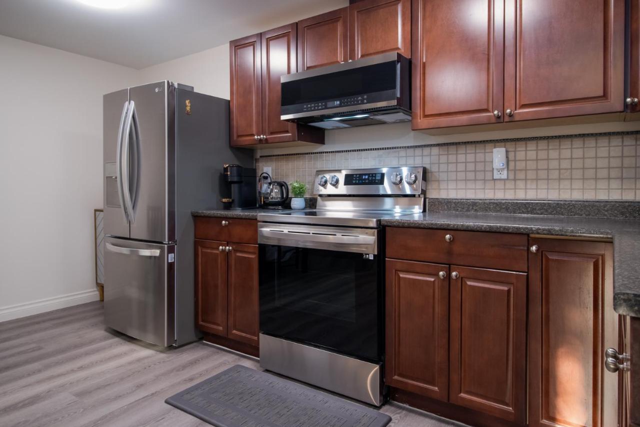 Bright Private Suite Near Departure Bay Beach Нанеймо Екстериор снимка