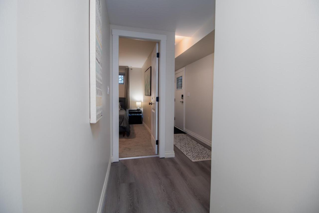 Bright Private Suite Near Departure Bay Beach Нанеймо Екстериор снимка
