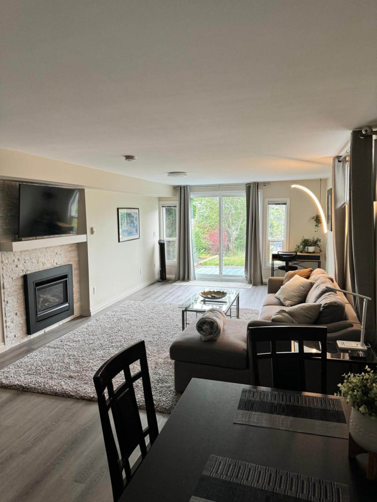 Bright Private Suite Near Departure Bay Beach Нанеймо Екстериор снимка