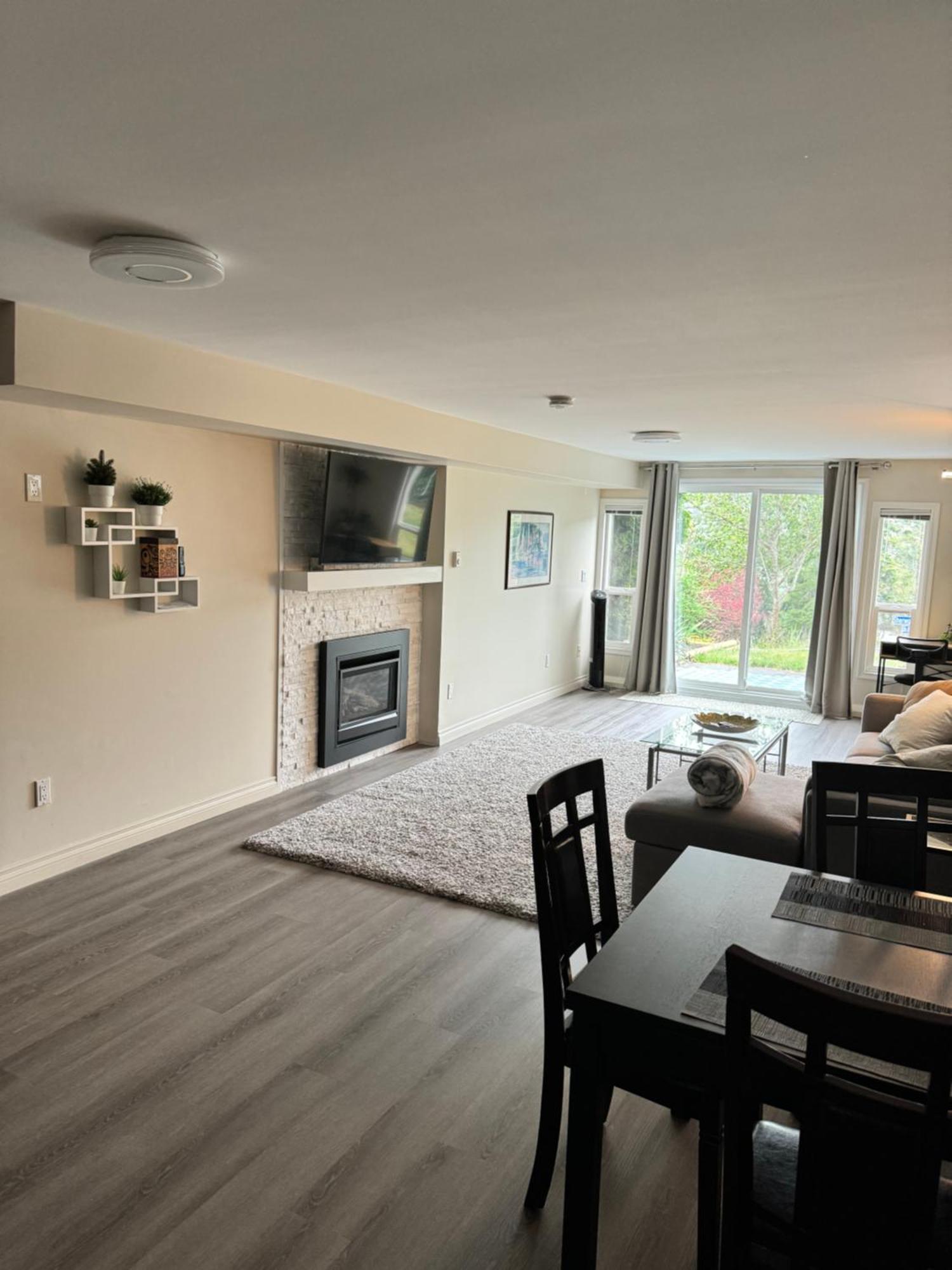 Bright Private Suite Near Departure Bay Beach Нанеймо Екстериор снимка